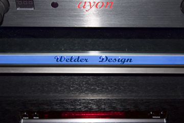 Welder Design meuble hifi haut de gamme : designer, luxe, inox, carbone, verre, led, plantine vinyle, aluminium, ensemble haute fidélité, sound system