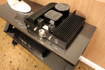 Welder Design meuble hifi haut de gamme : designer, luxe, inox, carbone, verre, led, plantine vinyle, aluminium, ensemble haute fidélité, sound system
