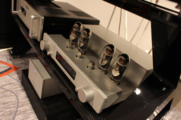 Welder Design meuble hifi haut de gamme : designer, luxe, inox, carbone, verre, led, plantine vinyle, aluminium, ensemble haute fidélité, sound system