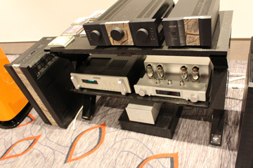 Welder Design meuble hifi haut de gamme : designer, luxe, inox, carbone, verre, led, plantine vinyle, aluminium, ensemble haute fidélité, sound system