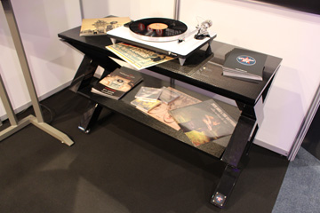 Welder Design meuble hifi haut de gamme : designer, luxe, inox, carbone, verre, led, plantine vinyle, aluminium, ensemble haute fidélité, sound system