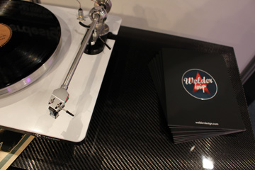 Welder Design meuble hifi haut de gamme : designer, luxe, inox, carbone, verre, led, plantine vinyle, aluminium, ensemble haute fidélité, sound system
