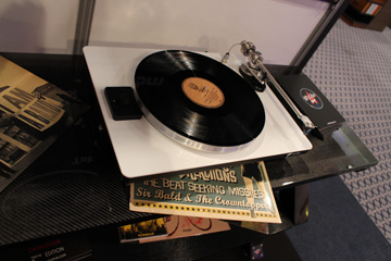 Welder Design meuble hifi haut de gamme : designer, luxe, inox, carbone, verre, led, plantine vinyle, aluminium, ensemble haute fidélité, sound system